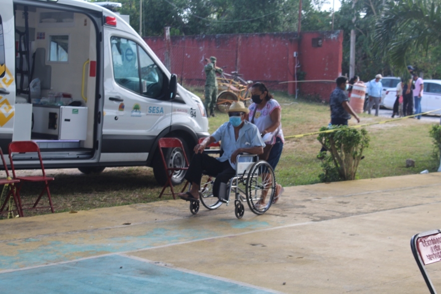 Adultos mayores no acuden a vacunarse contra el COVID-19 en Lázaro Cárdenas