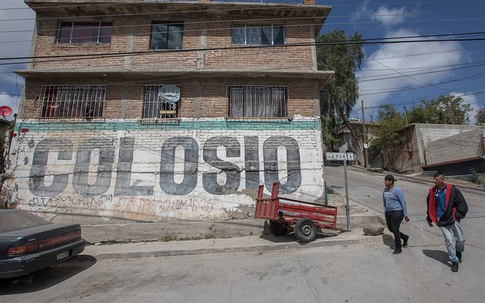 Una barda con su nombre en letras negras, mantiene el recuerdo de Colosio a 27 años de su muerte