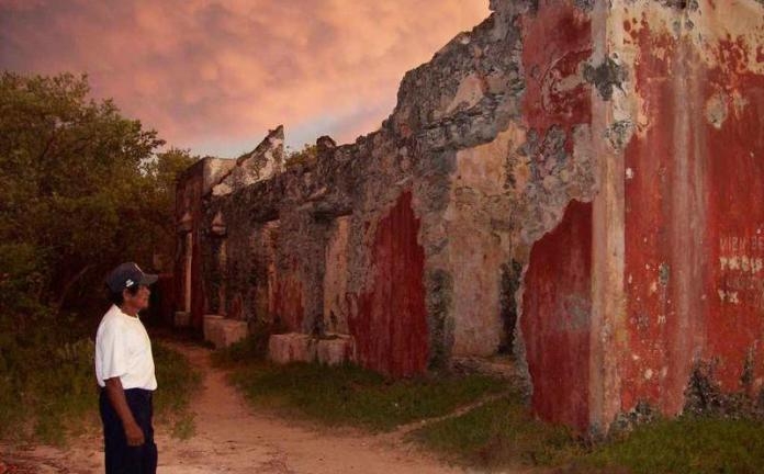 Cuando llegas al pueblo, lo primero que puedes encontrarte es una capilla en ruinas y sin techo Cuando llegas al pueblo, lo primero que puedes encontrarte es una capilla en ruinas y sin techo