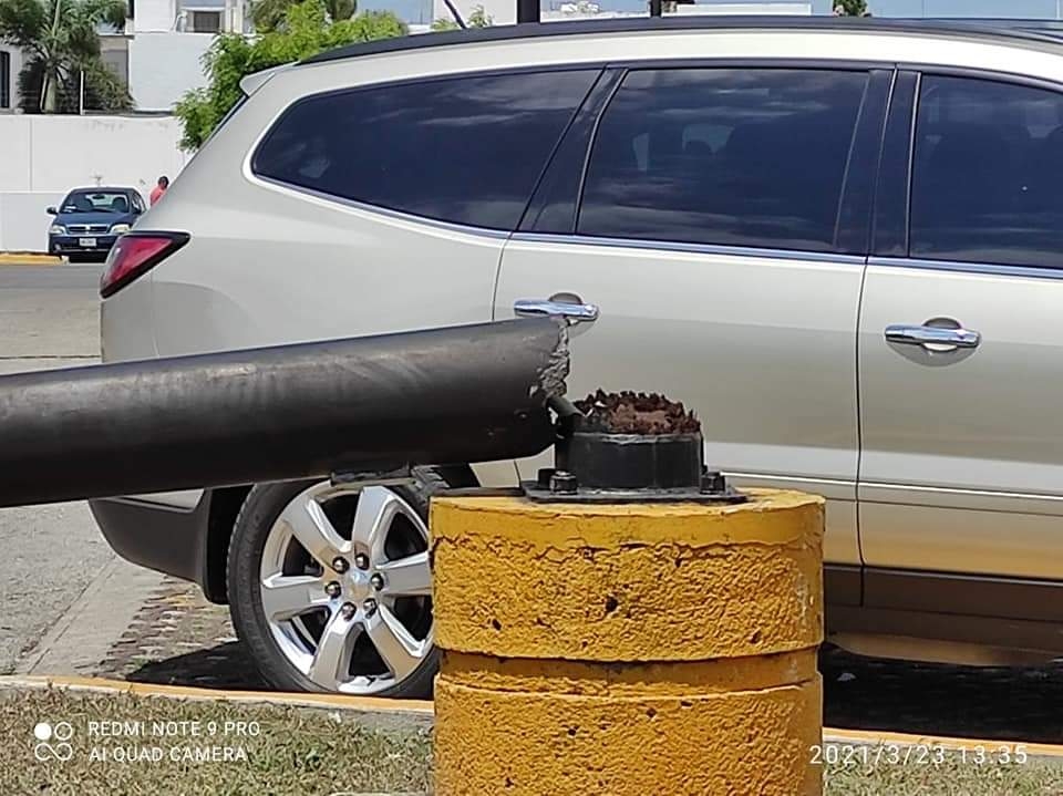Poste de alumbrado público  cae en tienda departamental