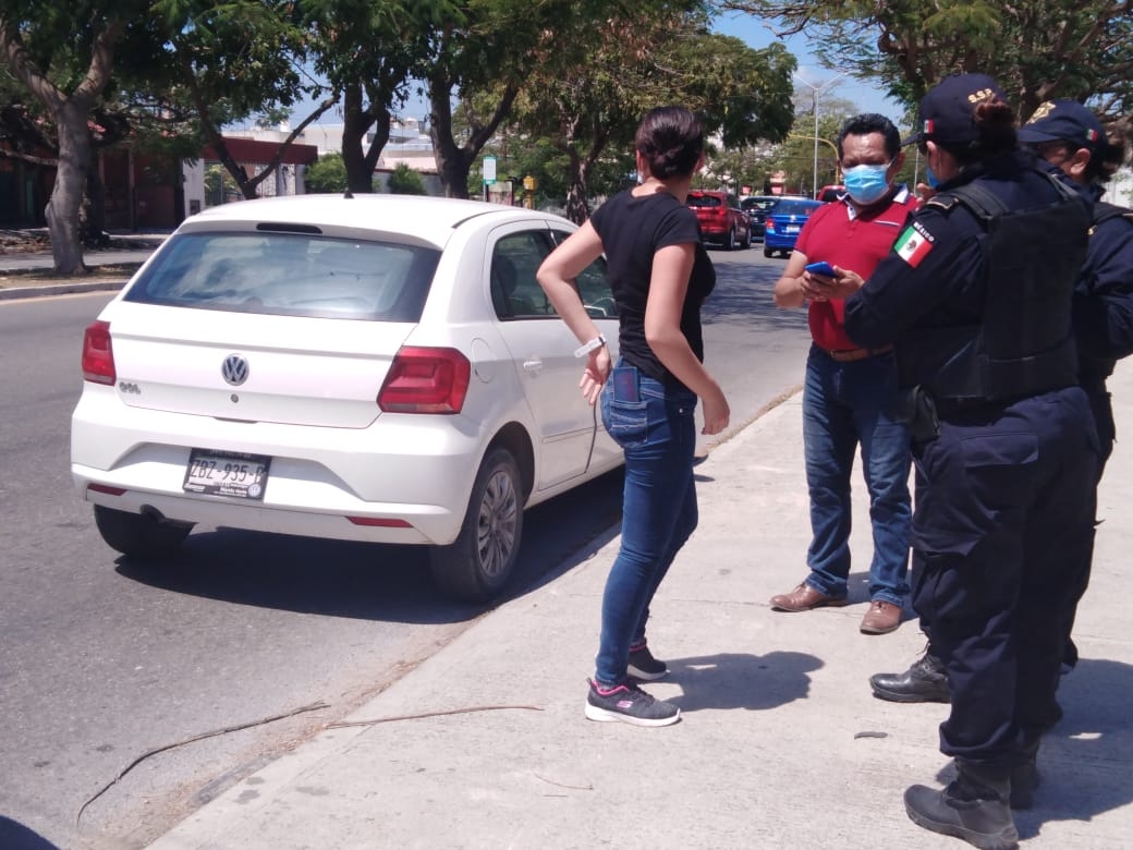 Entre lágrimas, la joven entregó el dinero que tenía en ese momento Entre lágrimas, la joven entregó el dinero que tenía en ese momento