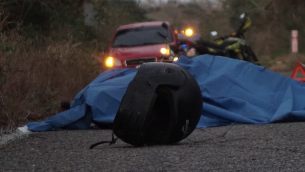 El hombre iba a exceso de velocidad y perdió el control de la unidad El hombre iba a exceso de velocidad y perdió el control de la unidad