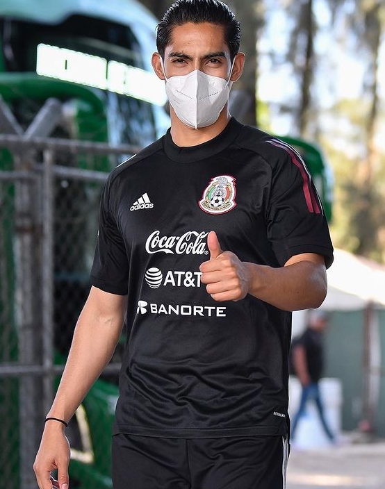 Jugadores llegan a calentar al Estadio Jalisco