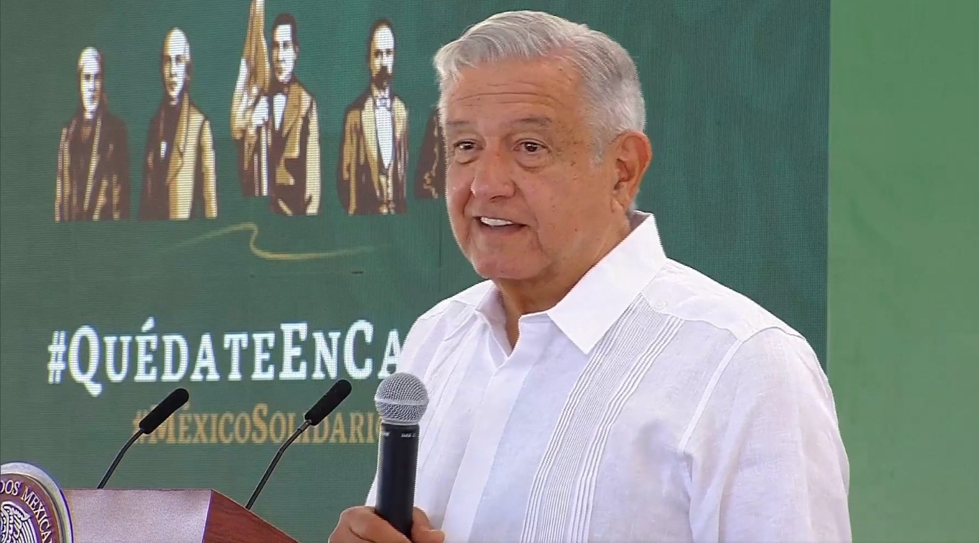 Luego de mostrar la moneda, aparentemente de 10 pesos y de regalar algunas risas ante lo sucedido, AMLO siguió con su idea Luego de mostrar la moneda, aparentemente de 10 pesos y de regalar algunas risas ante lo sucedido, AMLO siguió con su idea