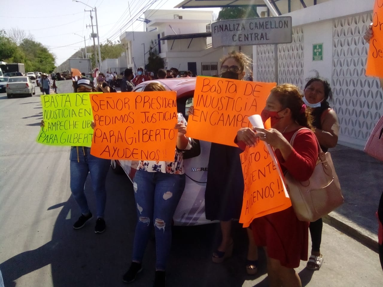 Asimismo, se encontraba en el lugar la secretaria nacional de trabajadores de la educación que pidió apoyos para los maestros