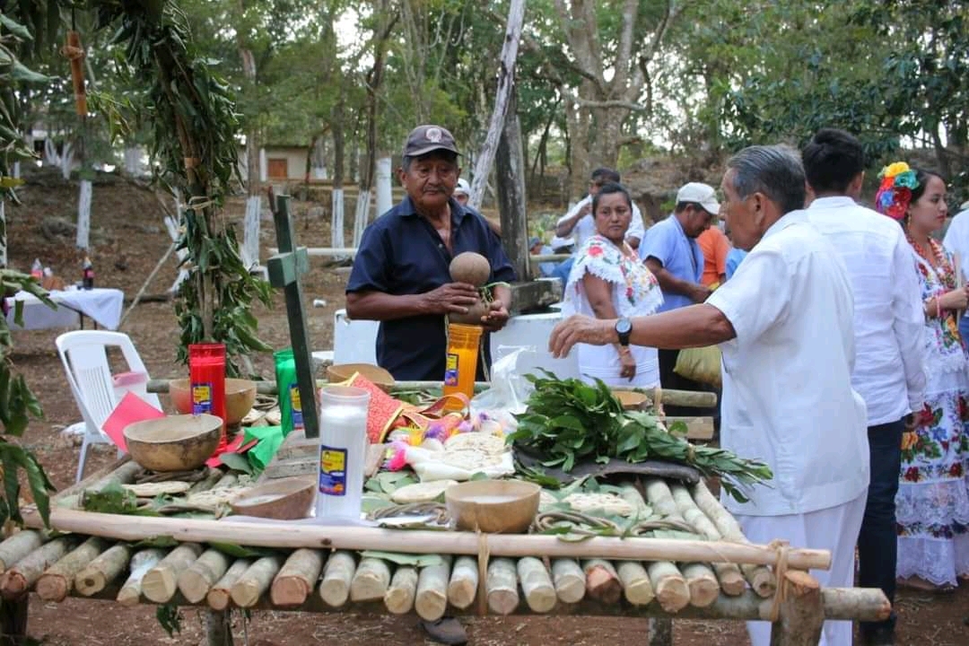 El altar es decorado con símbolos prehispánicos y católicos El altar es decorado con símbolos prehispánicos y católicos