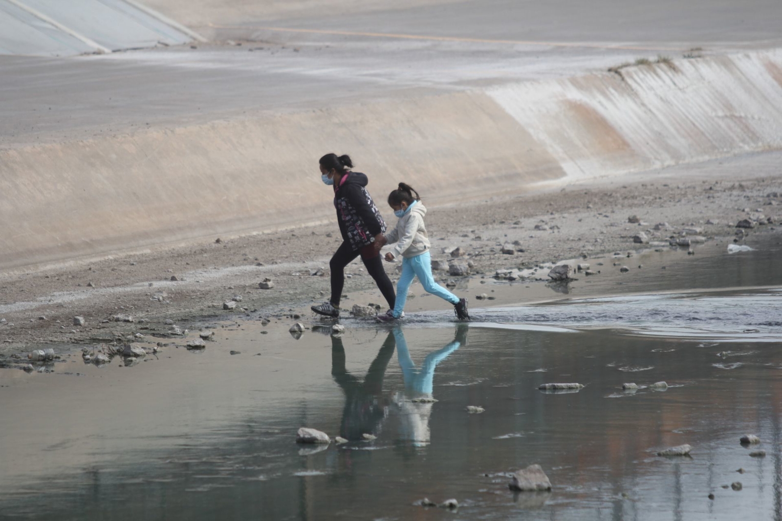 Migrantes cruzando el Río Bravo Migrantes cruzando el Río Bravo