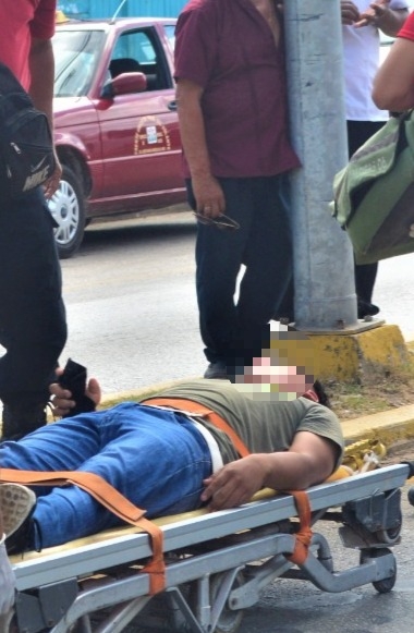 La moto se derrapó y el operador quedó tirado en el suelo con lesiones La moto se derrapó y el operador quedó tirado en el suelo con lesiones