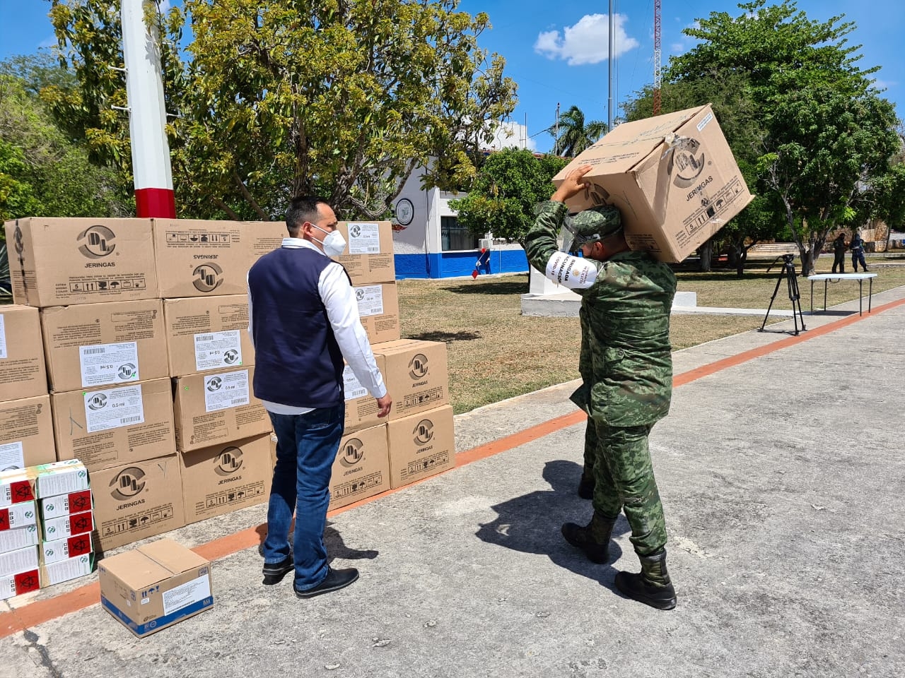 Elementos del Ejército Mexicano jurisdiccionados a la 32/a. Zona Militar proporcionaron apoyo en recepción y distribución de dichos insumos Elementos del Ejército Mexicano jurisdiccionados a la 32/a. Zona Militar proporcionaron apoyo en recepción y distribución de dichos insumos