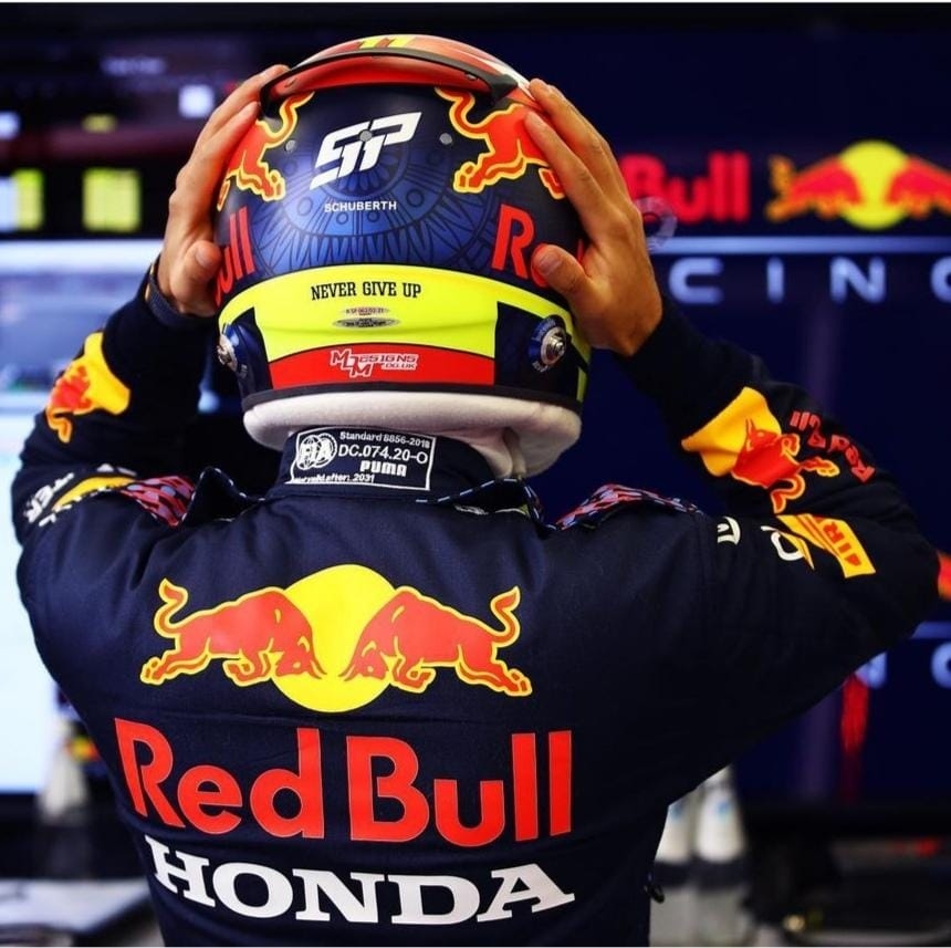 Checo Pérez con su uniforme de Red Bull Racing Checo Pérez con su uniforme de Red Bull Racing