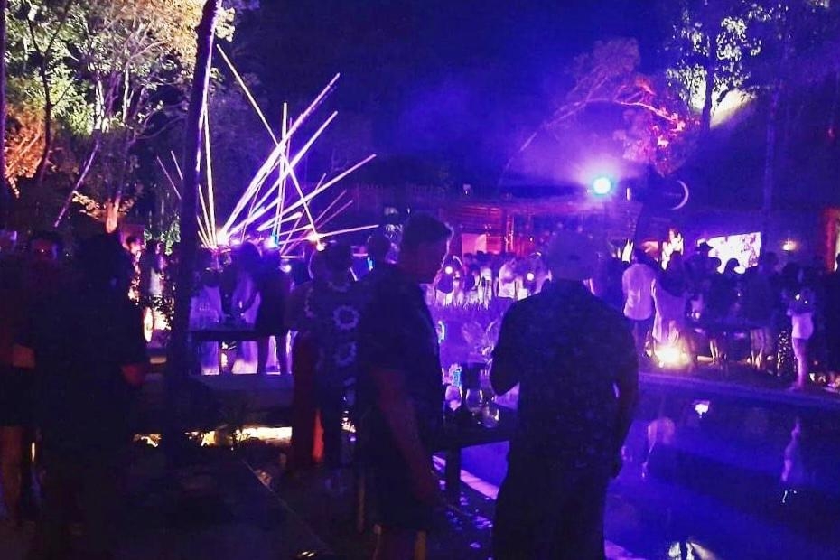 El evento se lleva a cabo en el club 'Gitano Beach' en Tulum