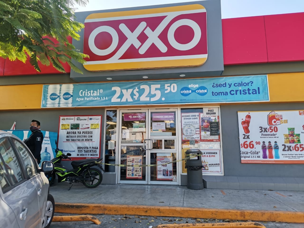Con pistola en mano, hombres asaltan un Oxxo en Ciudad del Carmen