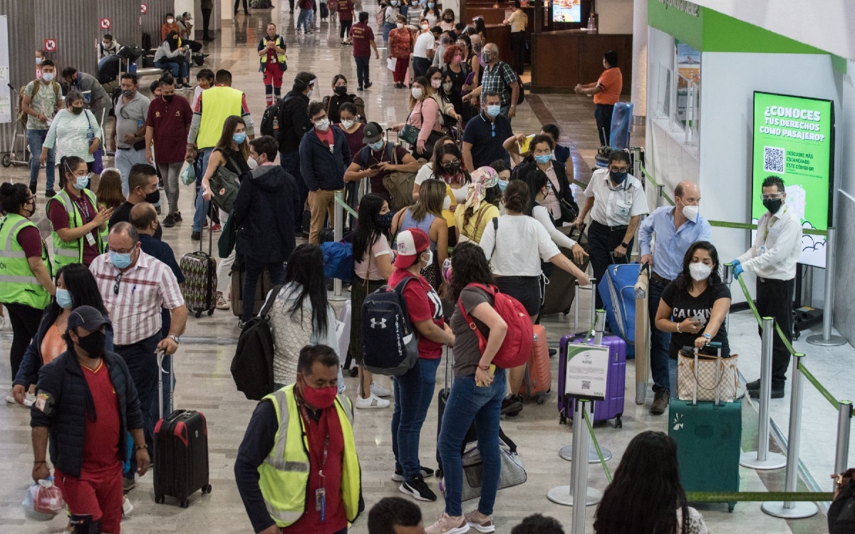 Miles de personas abarrotan los pasillos del AICM Miles de personas abarrotan los pasillos del AICM