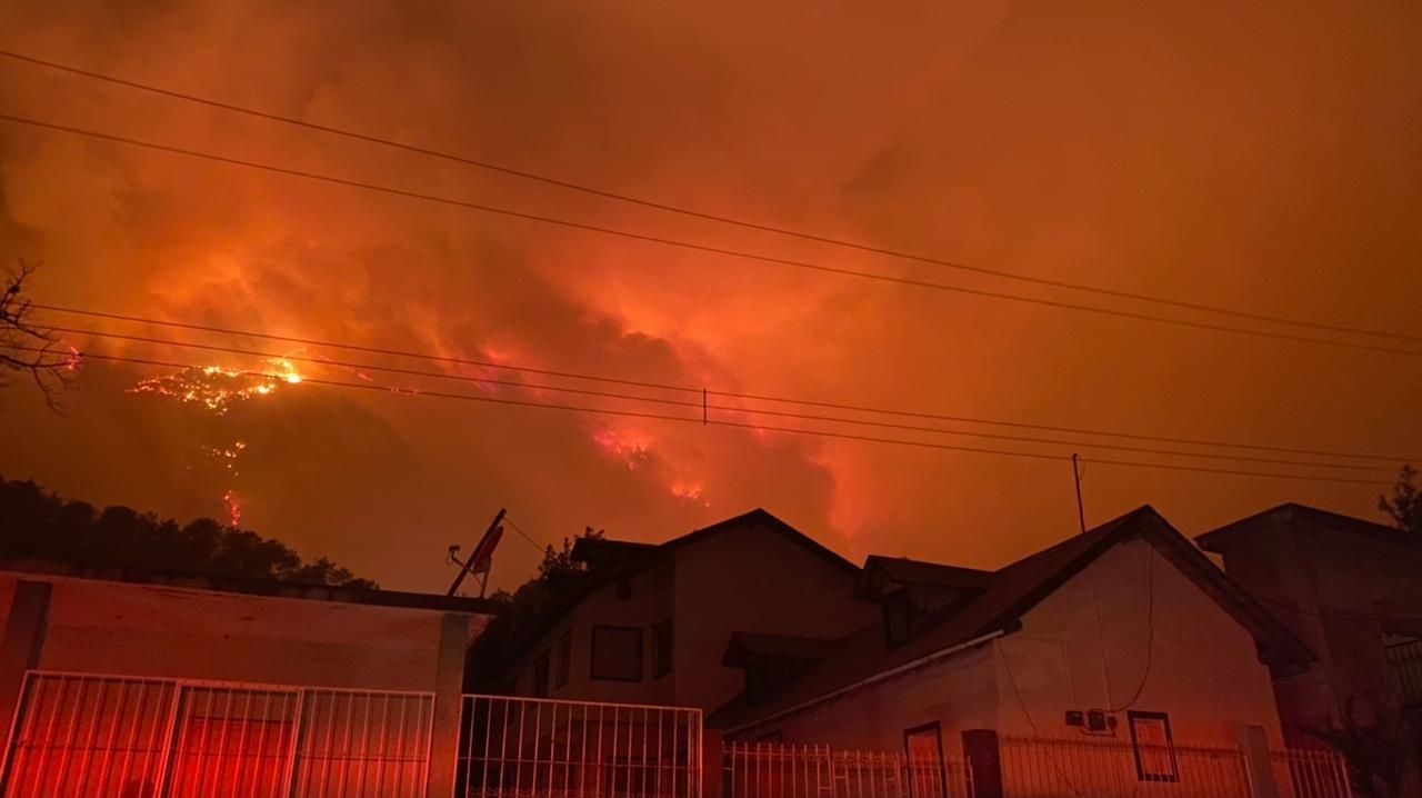 El fuego ha generado una densa columna de humo en los alrededores.