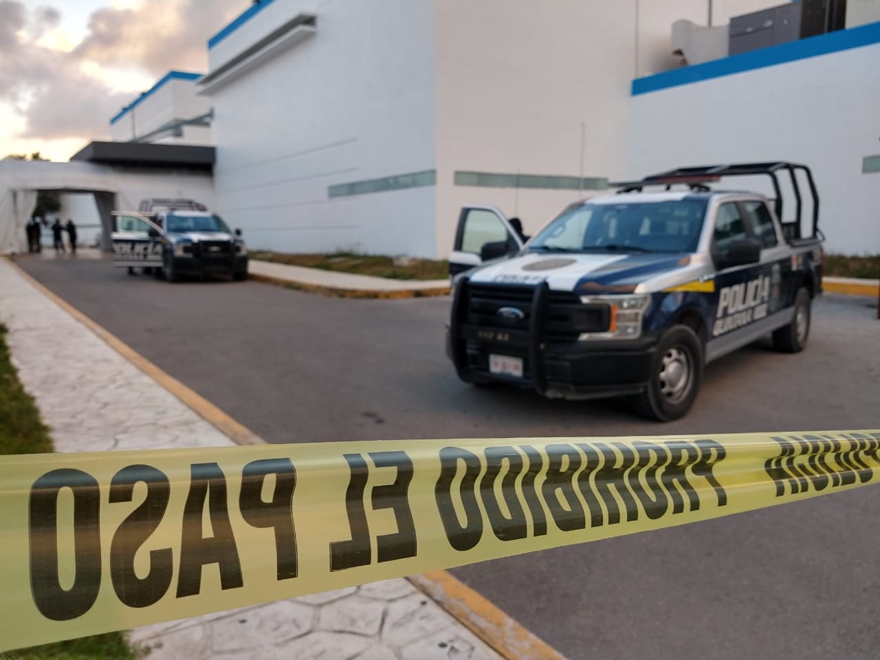 La llegada del delincuente al Hospital General de Cancún fue bajo vigilancia de policías en el sitio, para evitar que se escape una vez recuperado