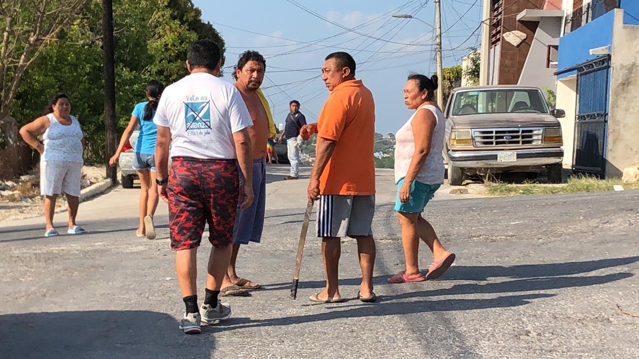 El violento personaje desde el techo de su casa juró tomar venganza, mientras que los moradores del barrio respondían que tomarían cartas en el asunto El violento personaje desde el techo de su casa juró tomar venganza, mientras que los moradores del barrio respondían que tomarían cartas en el asunto