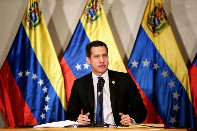 Guaidó informó que ha tenido síntomas leves del COVID-19
