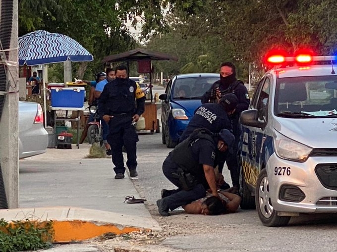 Una mujer policía fue quién puso sus rodillas sobre la extranjera