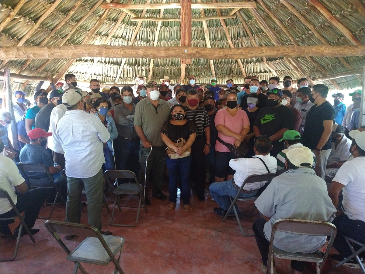 Los ejidatarios levantaron la mano para denotar su voto aprobatorio