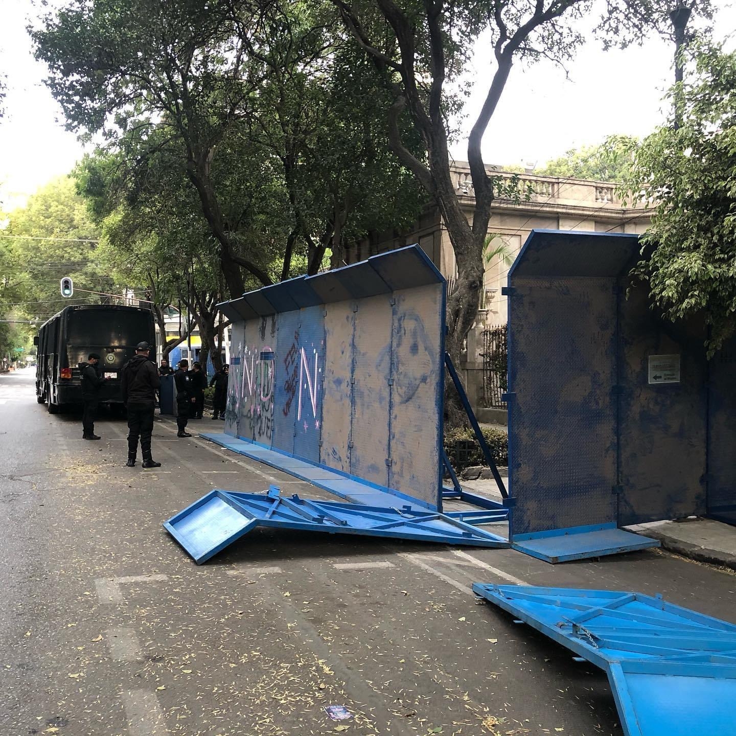 Vallas en los alrededores de la sede