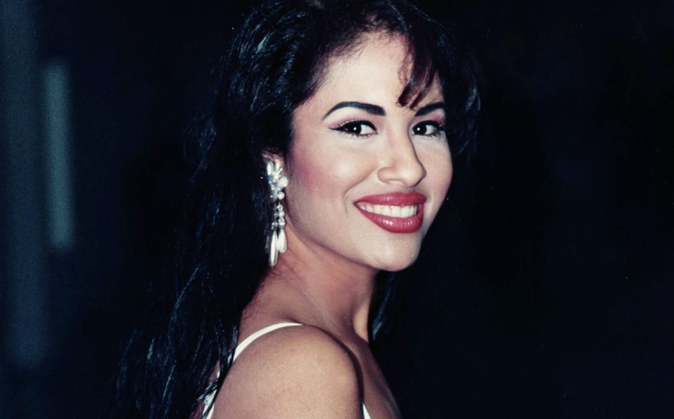 Selena Quintanilla mira a la cámara
