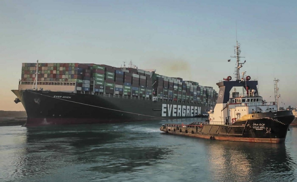 Retiran buque varado en Canal de Suez y reanudan el tráfico
