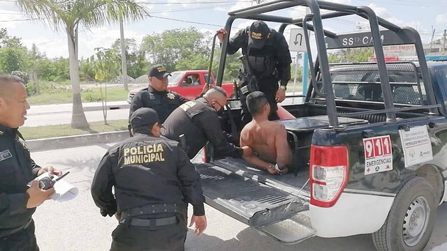 El agresor fue sometido por elementos de la policía luego de que protagonizara un altercado donde trató de ahorcar a su cónyuge El agresor fue sometido por elementos de la policía luego de que protagonizara un altercado donde trató de ahorcar a su cónyuge