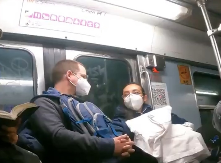 Ricardo Anaya utilizó el transporte público para acompañar a una enfermera a su lugar de trabajo