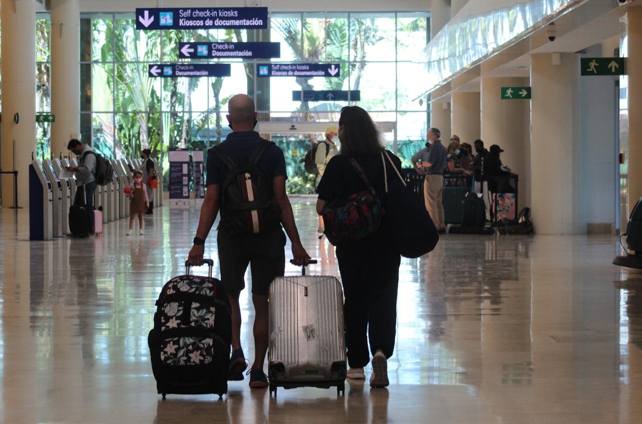 Los pasajeros se alistaron para abordar sus vuelos