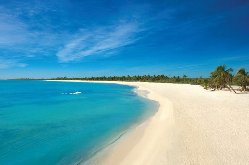 La belleza del mar azul en Bahía Petempich