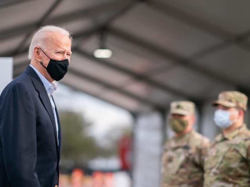 Joe Biden sugiere usar doble cubrebocas para la prevención del COVID-19