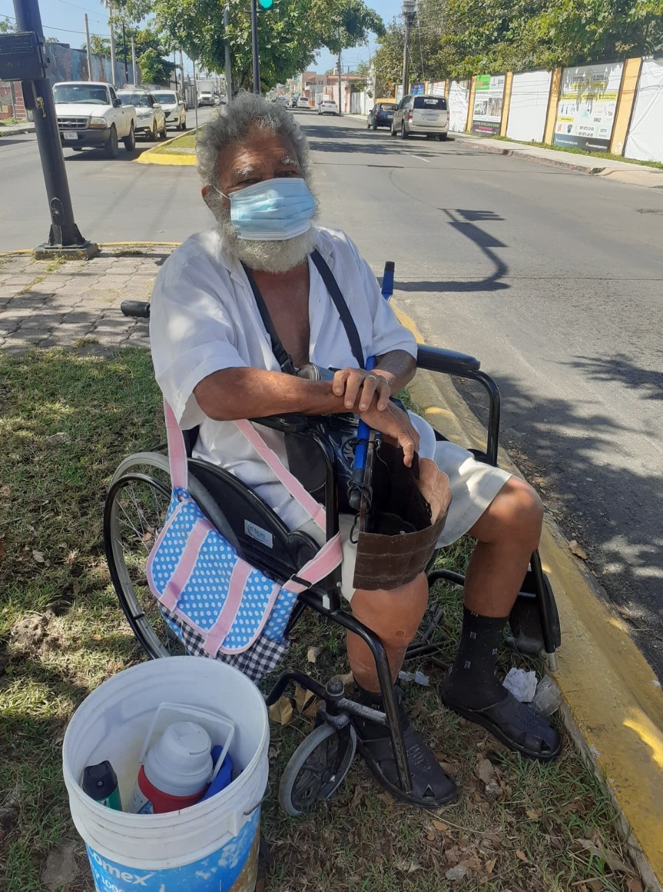 Con su barba blanca crecida, “Don Tony” aún está cuerdo de sus memorias y vivencias y agradece de corazón a toda la gente que lo ha ayudado con sus monedas