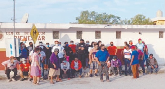 Los 86 burócratas fueron destituidos de sus puestos el pasado 4 de enero sin alguna explicación que justificara el cese de labores Los 86 burócratas fueron destituidos de sus puestos el pasado 4 de enero sin alguna explicación que justificara el cese de labores