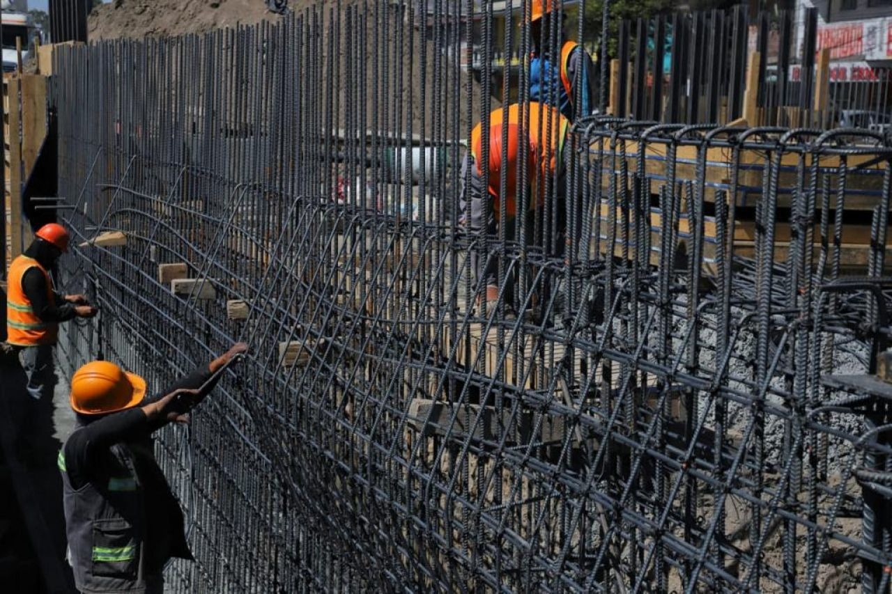 Obreros trabajan en una construcción Obreros trabajan en una construcción