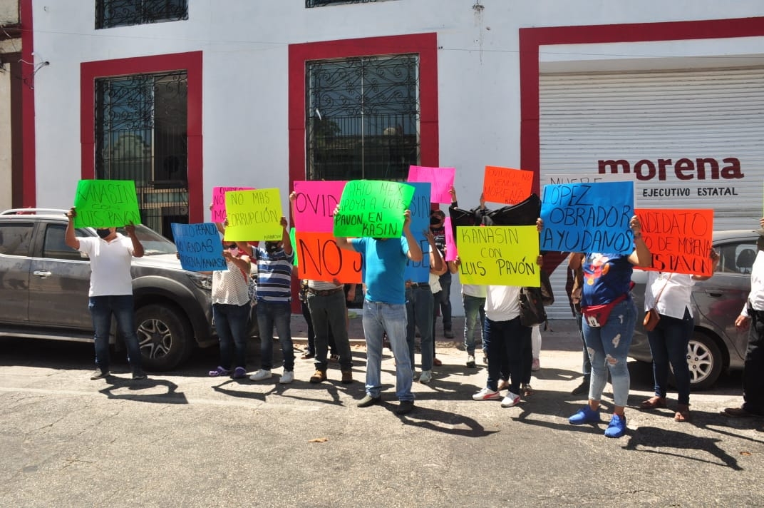 Los manifestantes pidieron que el senador Ovidio Peralta que "saque las manos" del proceso para designar al candidato