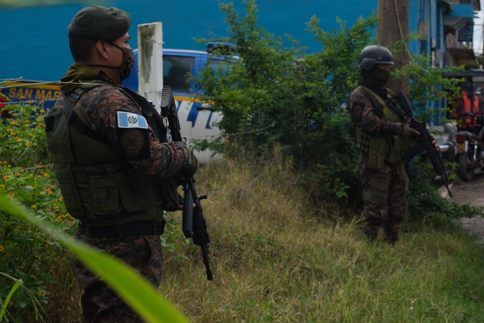 Soldados guatemaltecos armados resguardan la frontera con México Soldados guatemaltecos armados resguardan la frontera con México
