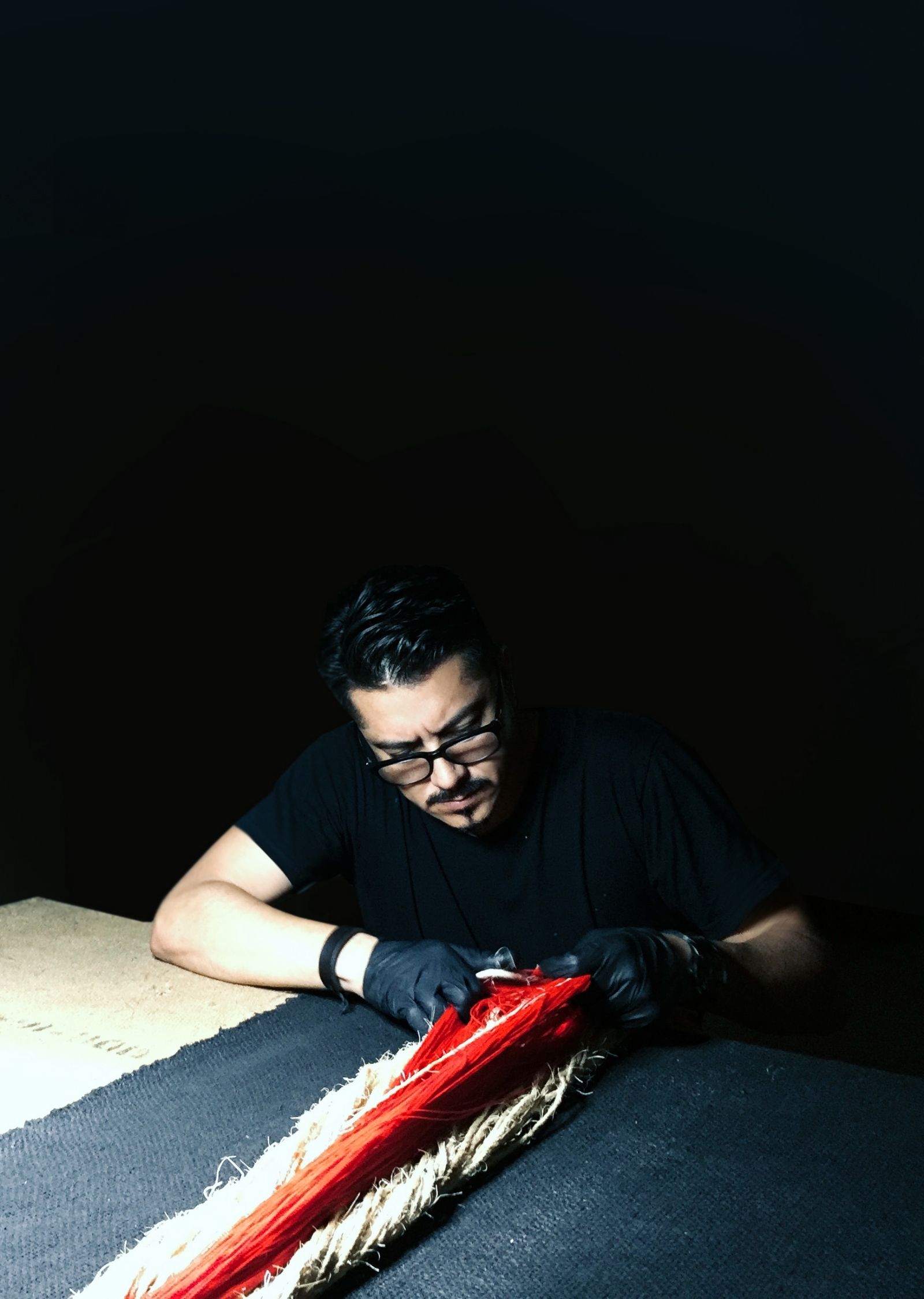 El urdido representa un proceso artesanal, delicado y laborioso, que cuenta historias