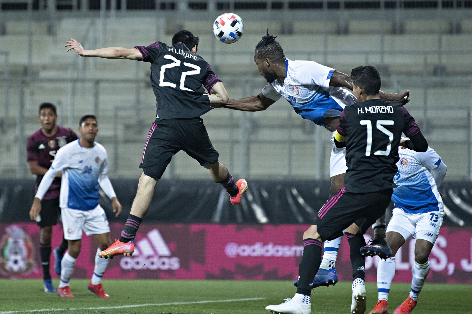 Cabezazo de Hirving Lozano en el aire