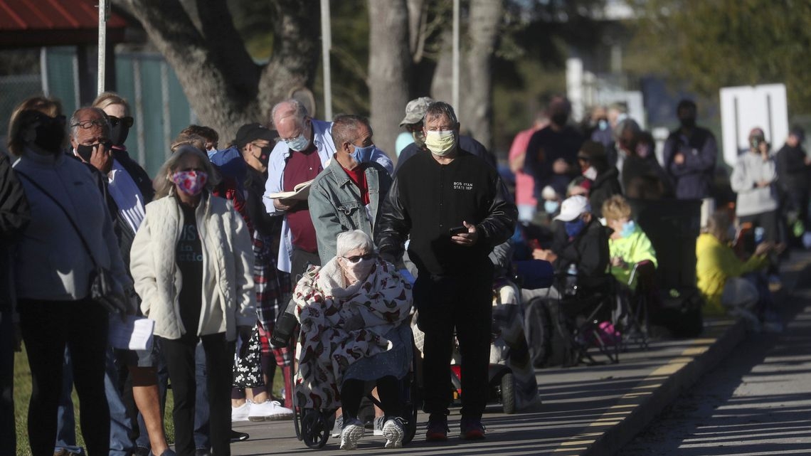 La mujer sufrió un infarto en la fila para recibir vacuna La mujer sufrió un infarto en la fila para recibir vacuna