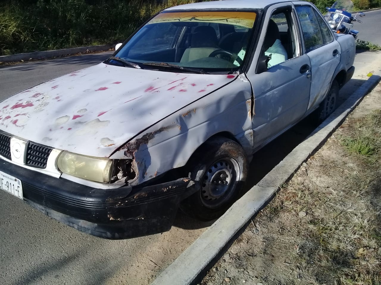Por exceso de velocidad vehículo se impacta contra un camellón en Chetumal Por exceso de velocidad vehículo se impacta contra un camellón en Chetumal