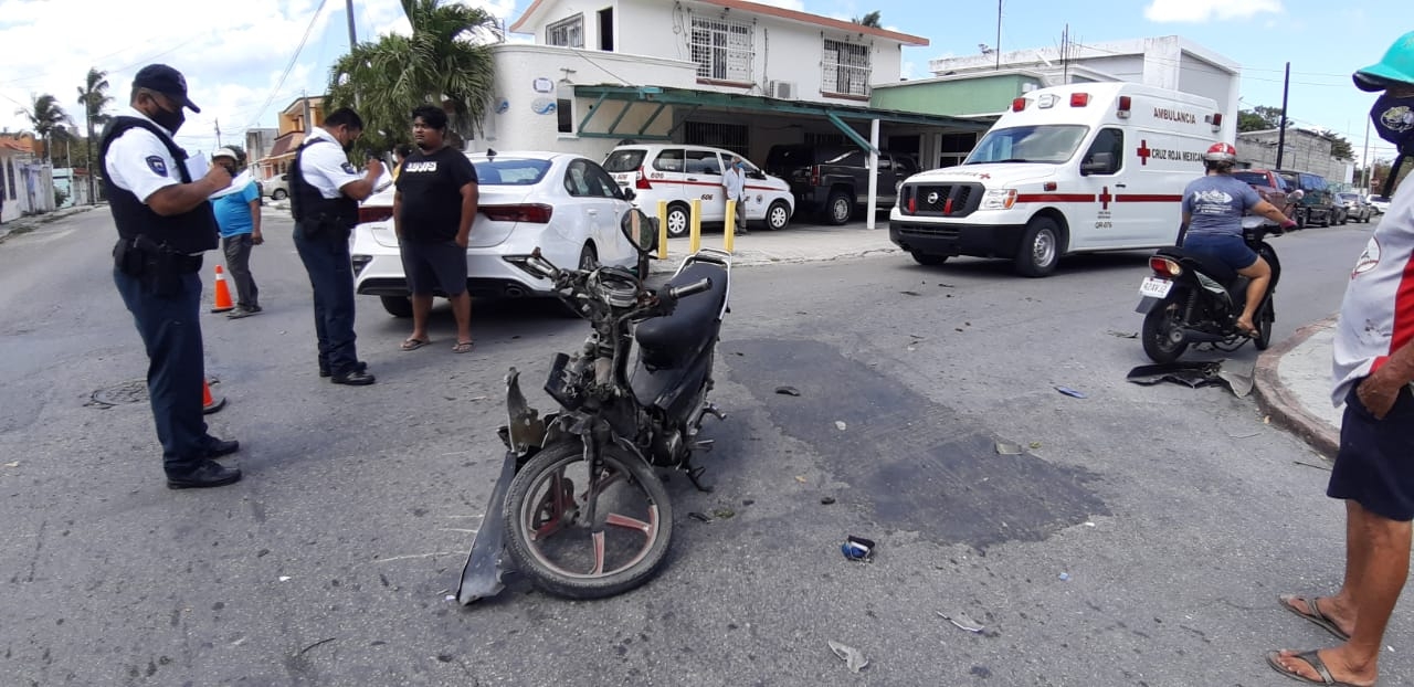 Motociclista choca contra automóvil y resulta herido en calles de Cozumel