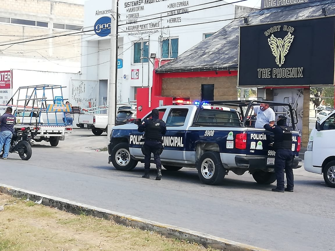 Camioneta atropella a dos policías preventivos en Cancún Camioneta atropella a dos policías preventivos en Cancún