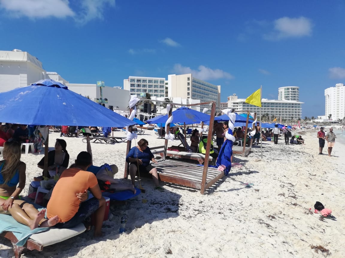 Más de 100 palapas se encontraban ocupadas por bañistas en playa Delfines Más de 100 palapas se encontraban ocupadas por bañistas en playa Delfines