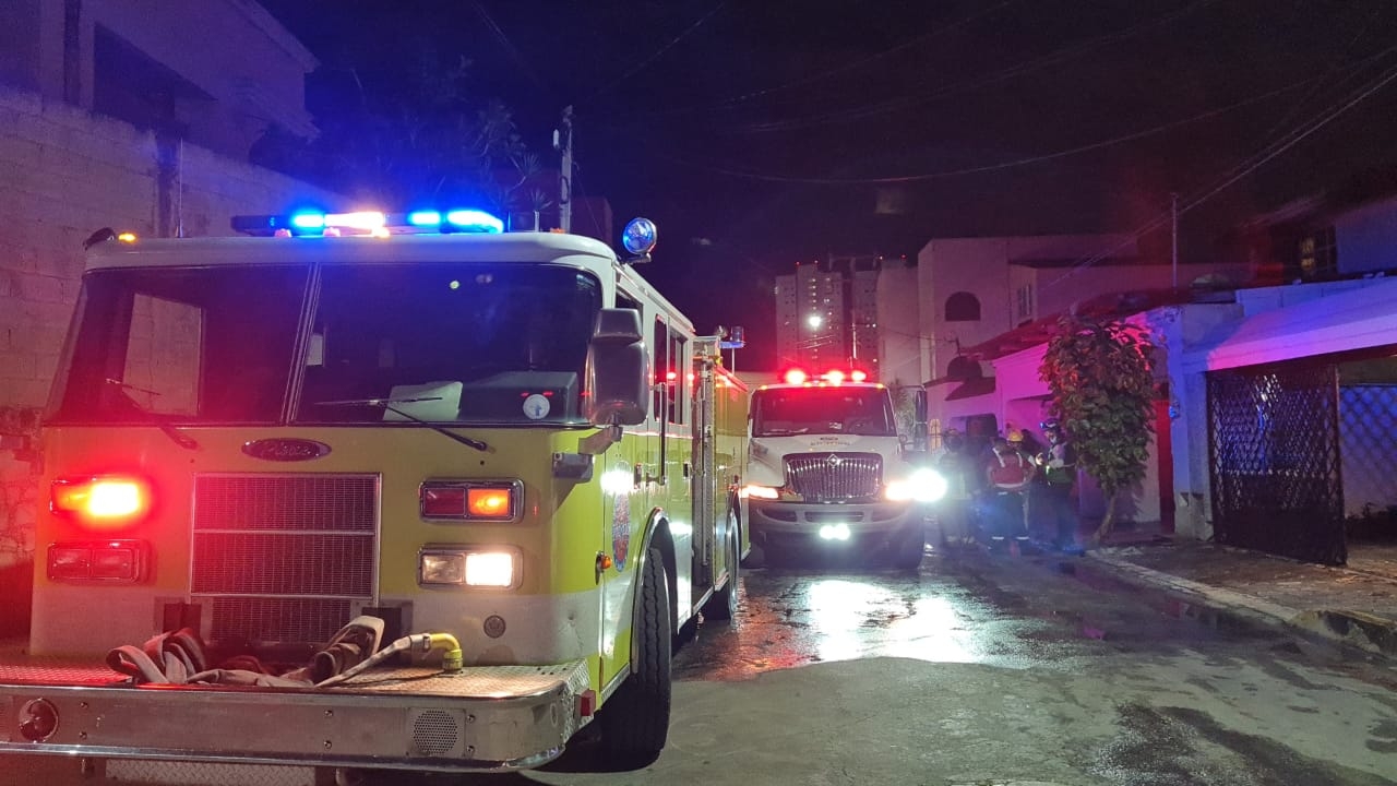 Elementos de Bomberos, Protección Civil, Cruz Roja y Policía Quintana Roo, acudieron hasta el lugar para controlar y sofocar el fuego Elementos de Bomberos, Protección Civil, Cruz Roja y Policía Quintana Roo, acudieron hasta el lugar para controlar y sofocar el fuego