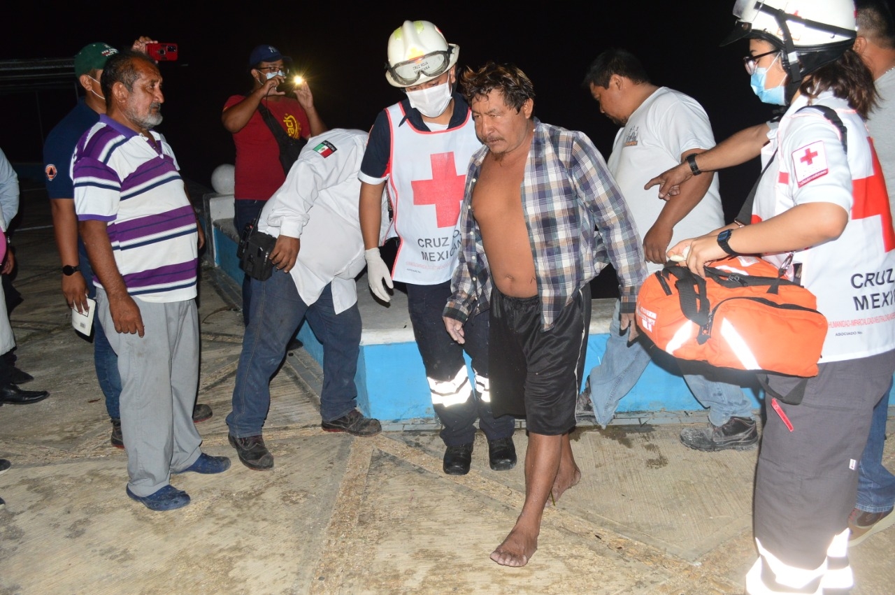 Los pescadores fueron atendidos por paramédicos Los pescadores fueron atendidos por paramédicos