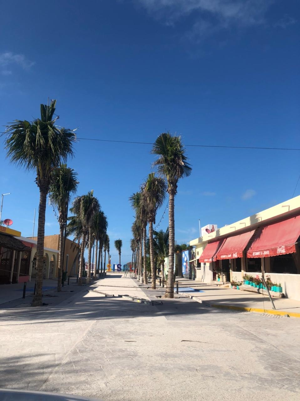 Las calles de la comisario lucen vacías debido al cierre de negocios