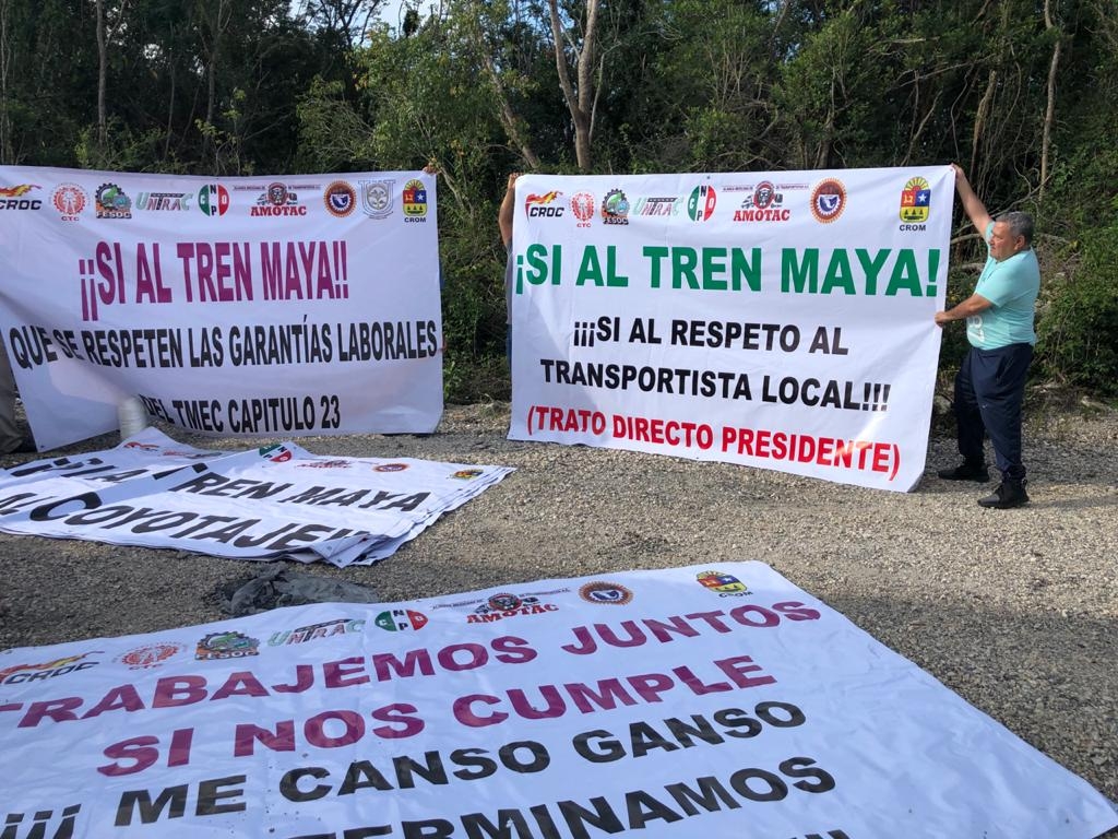 Arribaron con mantas con palabras de apoyo al mandatario federal Arribaron con mantas con palabras de apoyo al mandatario federal
