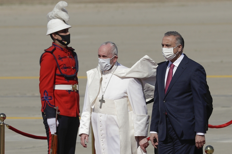 Francisco acompañado por Mustafa al-Kadhimi, presidente de Irak