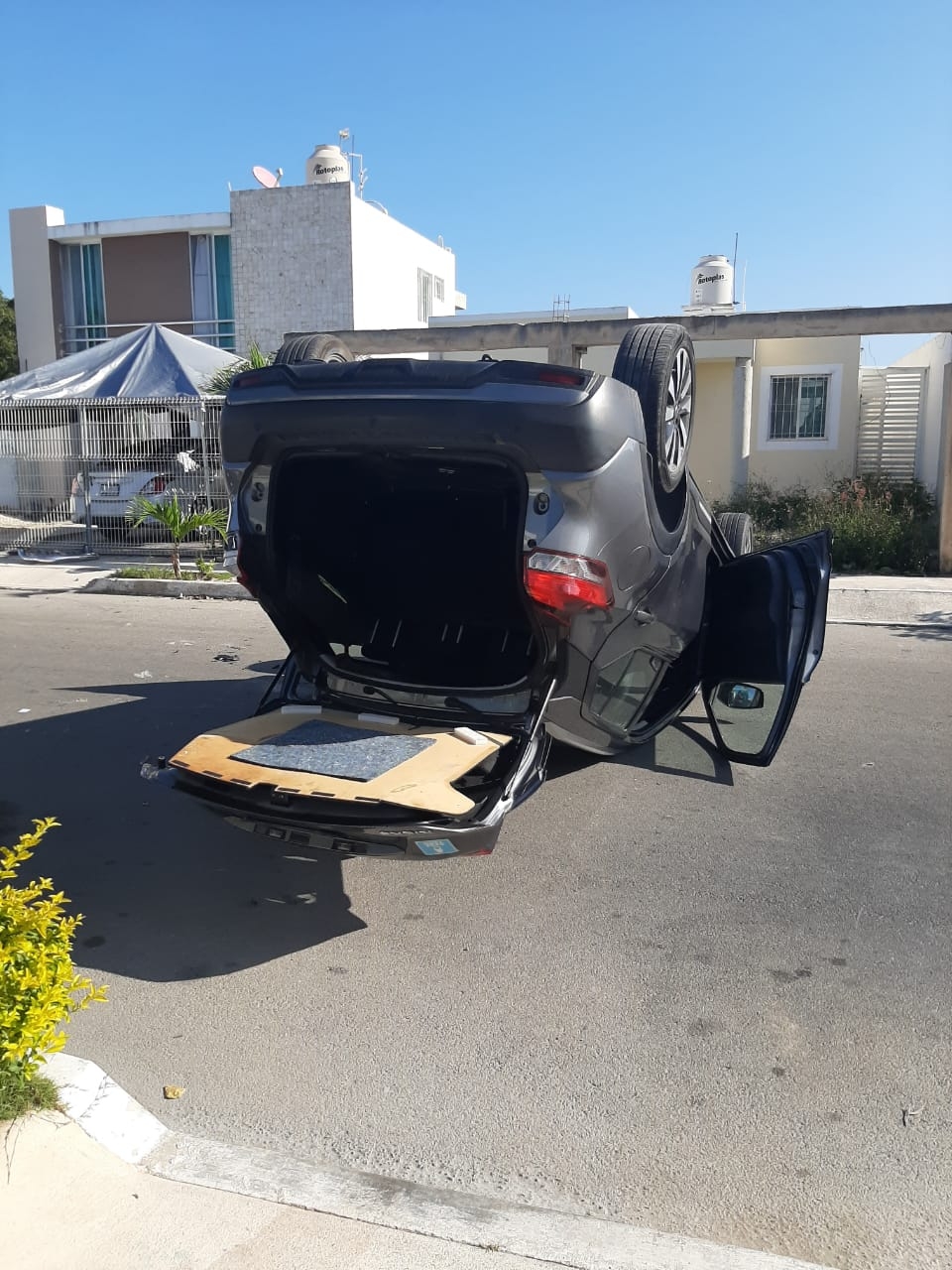 El vehículo volcado es marca Nissan tipo Kicks El vehículo volcado es marca Nissan tipo Kicks