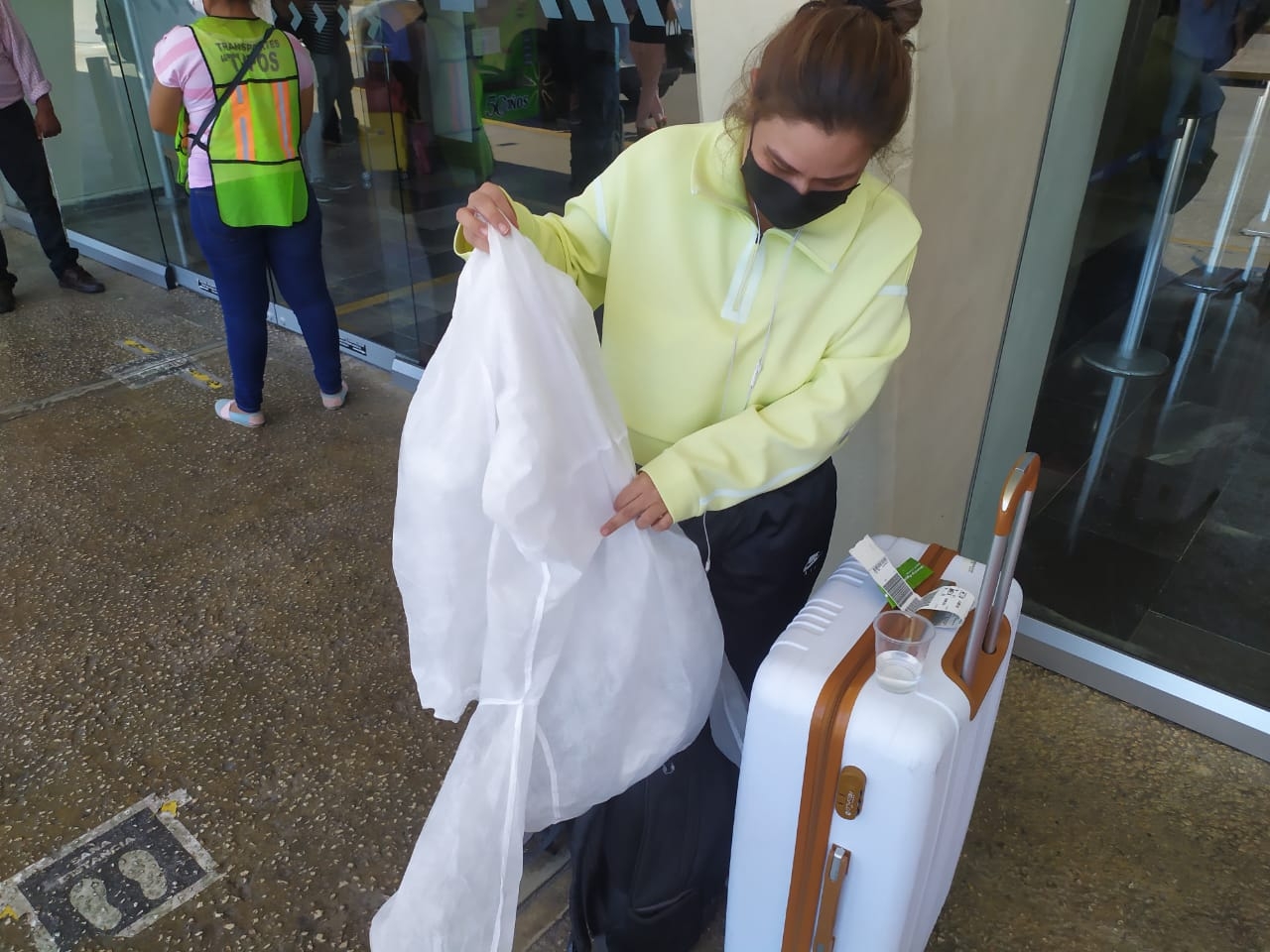 La pasajera viajó con un traje anticovid